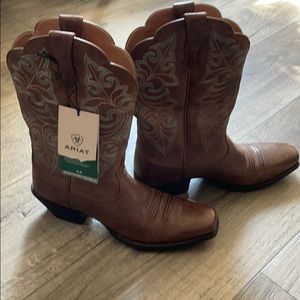 Ariat woman’s cowgirl boots size:10 BRAND NEW!